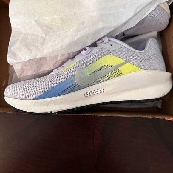 NEW Nike Downshifter 13 in Amethyst and Metallic Silver - Picture 2 of 9